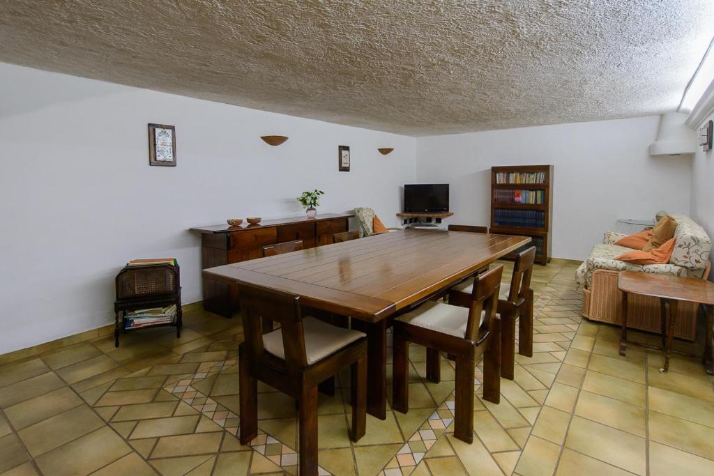 Televízia a/alebo spoločenská miestnosť v ubytovaní B&B Li Fringi