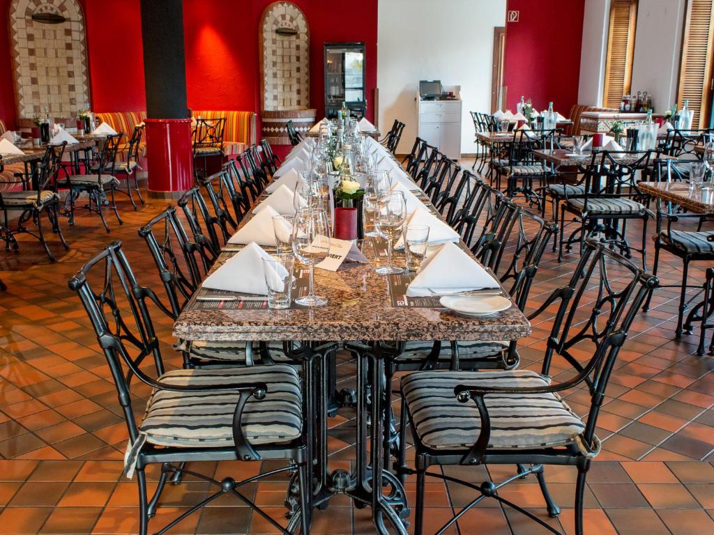 Um restaurante ou outro lugar para comer em DORMERO Hotel Stuttgart