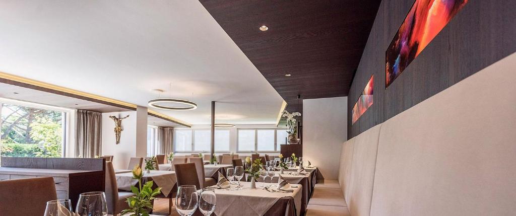 Restauracja lub miejsce do jedzenia w obiekcie Hotel Brunner