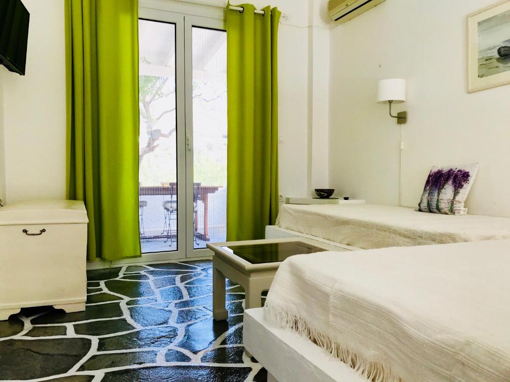 Postel nebo postele na pokoji v ubytování Onar studios & residences