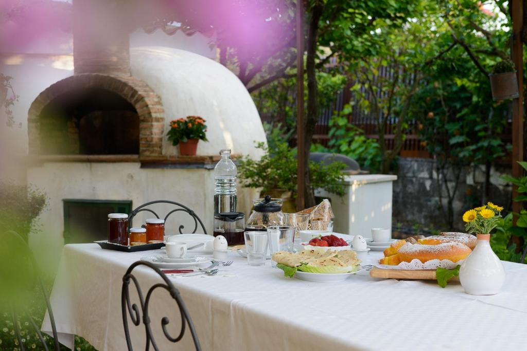 Jedlo v ubytovaní bed & breakfast alebo blízkom okolí