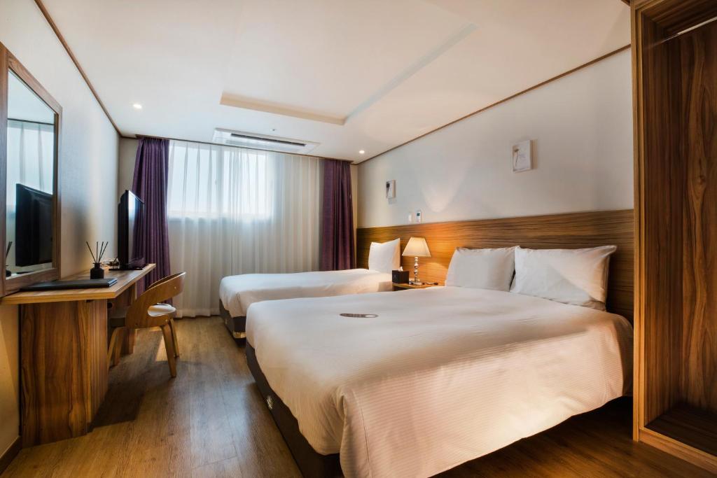 Postel nebo postele na pokoji v ubytování Hotel Rest Seogwipo