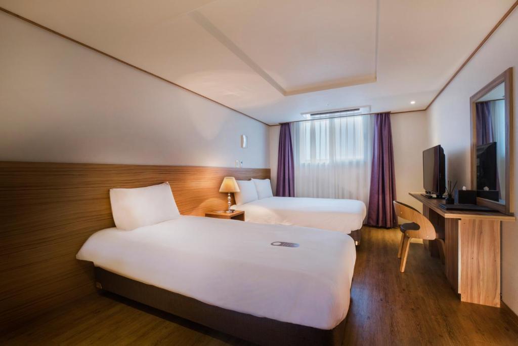 Postel nebo postele na pokoji v ubytování Hotel Rest Seogwipo