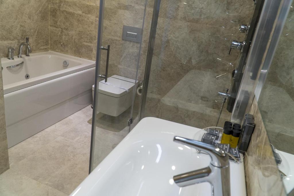 Koupelna v ubytování Greymark Hotel