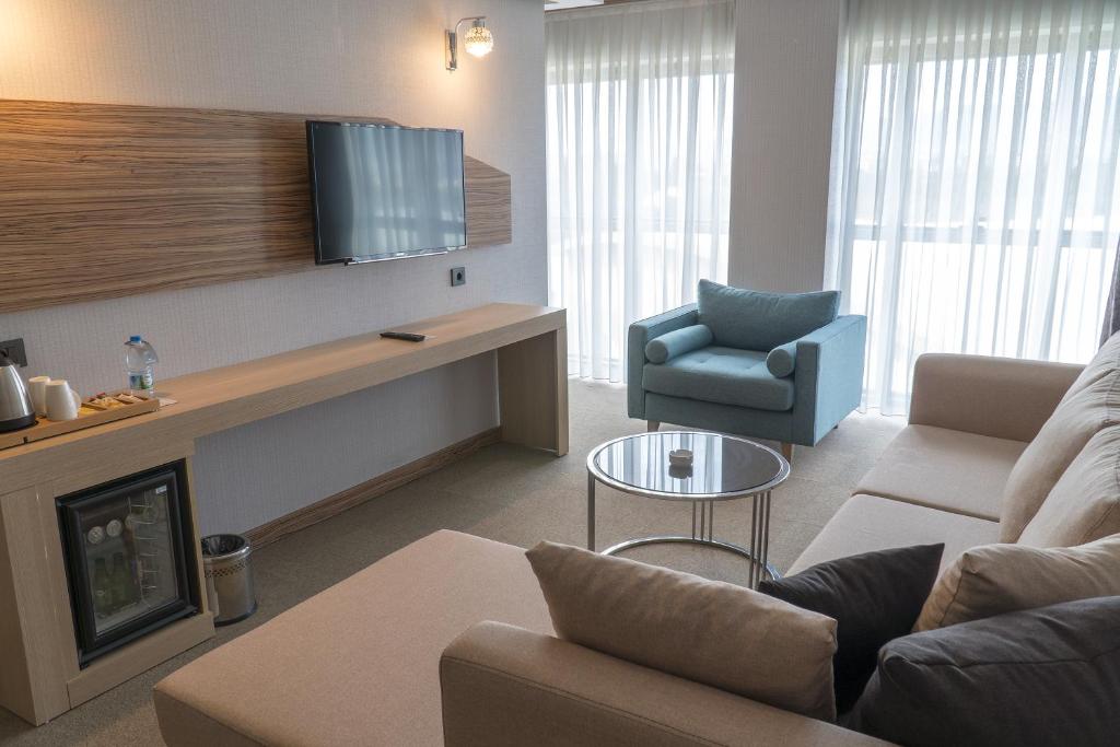TV a/nebo společenská místnost v ubytování Greymark Hotel