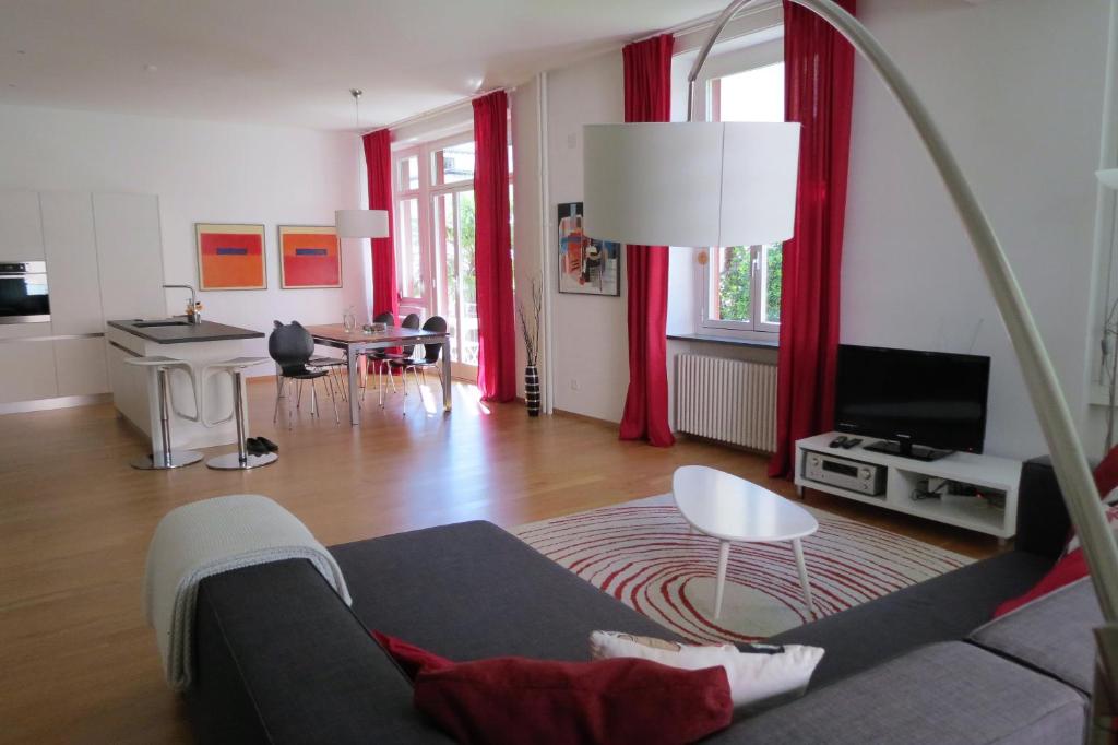 un soggiorno con divano e tavolo di Paracelsus Locarno Stadt Wohnung a Locarno