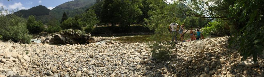 un gran grupo de rocas en un río en Casa Trasgu de Tornín-Cangas de Onís- Enjoy life in Asturias en Tornín