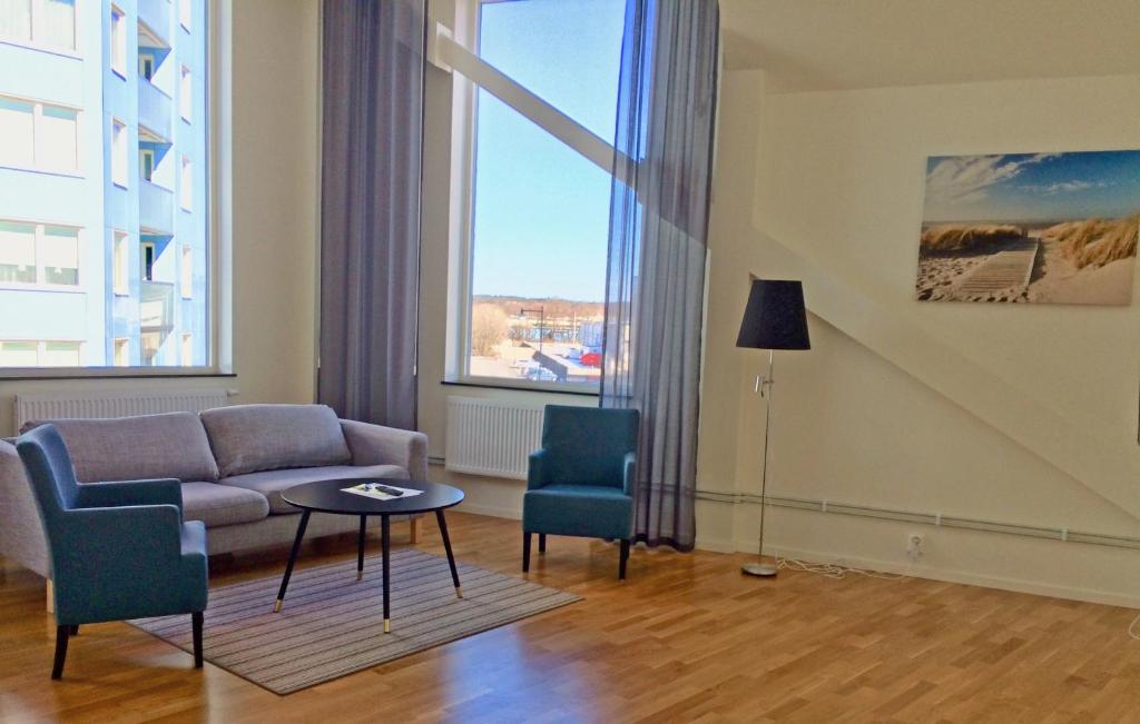 uma sala de estar com um sofá e duas cadeiras e uma mesa em Hotel Torslanda em Torslanda