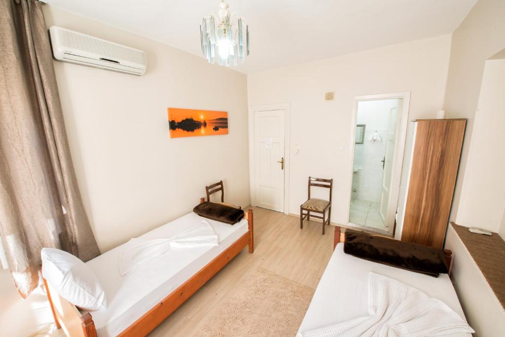 Yellow Rose Pansiyon - Drievoudige Kamer Met Badkamer En Airconditioning