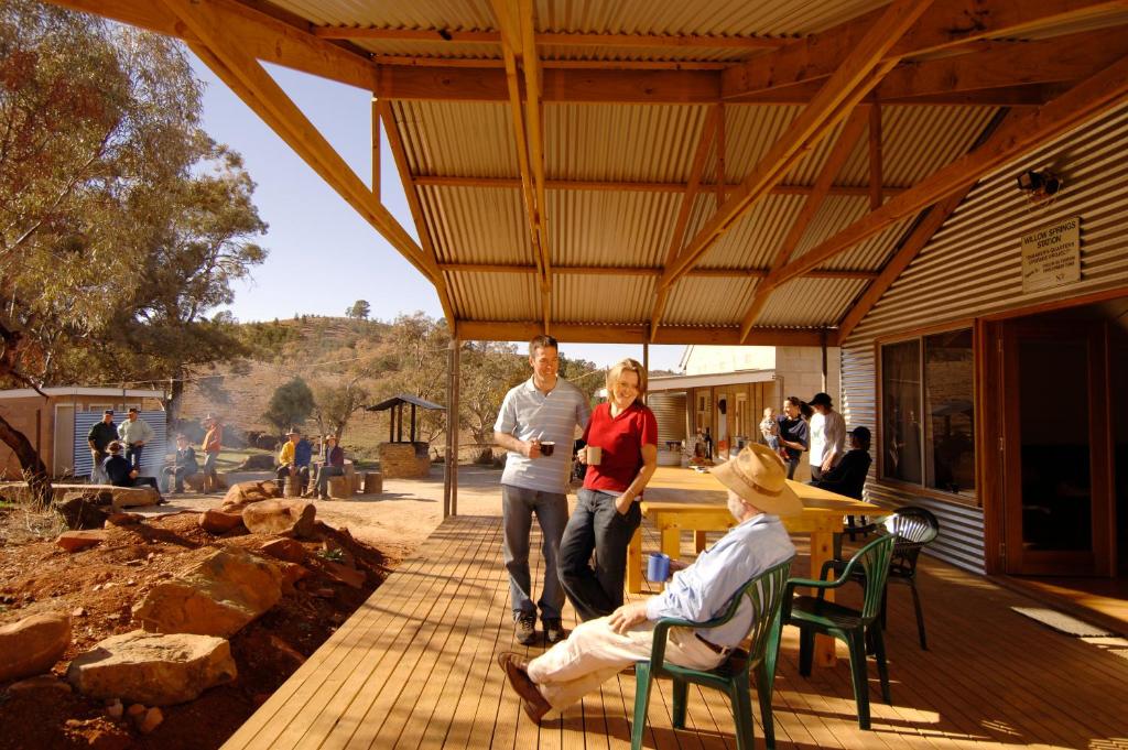 un groupe de personnes debout sur une terrasse en bois dans l'établissement Skytrek Willow Springs Station, à Chaîne de Flinders
