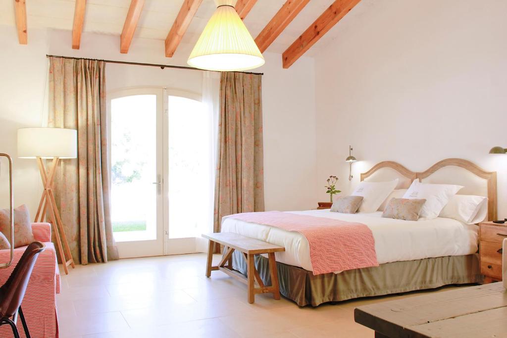 Postel nebo postele na pokoji v ubytování Hotel Rural Binigaus Vell