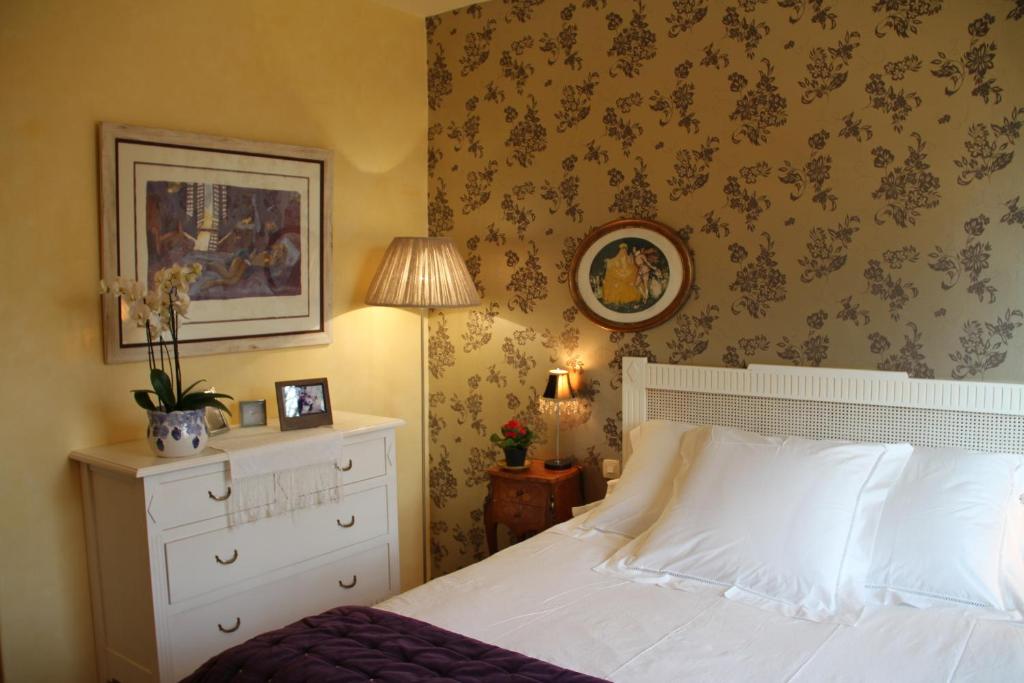A bed or beds in a room at Mas Vilosa Bed and Breakfast