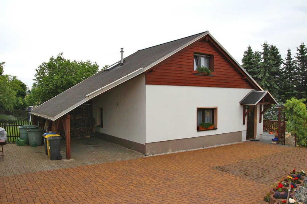 ベーレンシュタインにあるFerienhaus Baerenstein ERZ 1091の黒屋根の小さな白い家