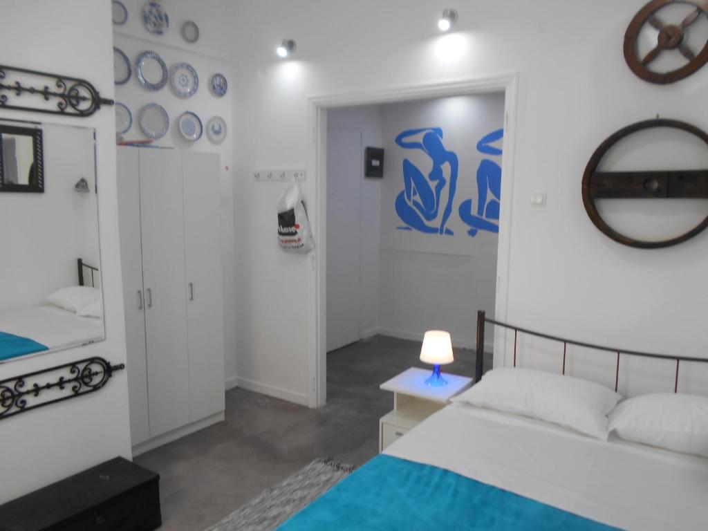 アテネにあるMonastiraki flea market & metro station appartmentのベッドルーム1室(ベッド1台、ランプ付きテーブル付)
