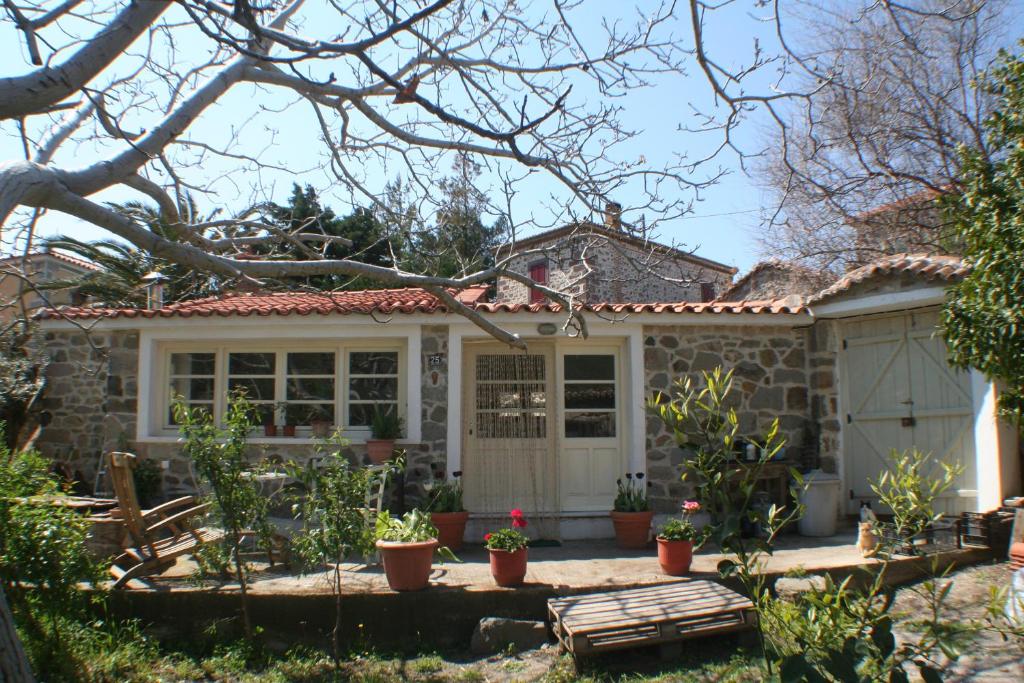ein Haus mit Garten davor in der Unterkunft Arcadia Eressos in Eresos