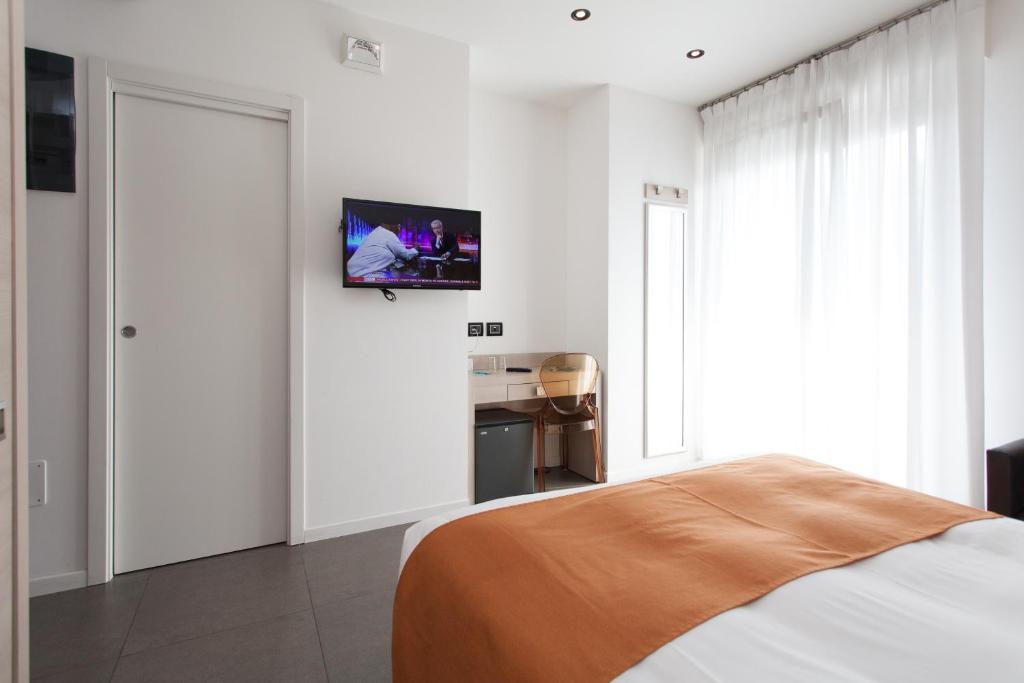 TV a/nebo společenská místnost v ubytování Hotel Adlon