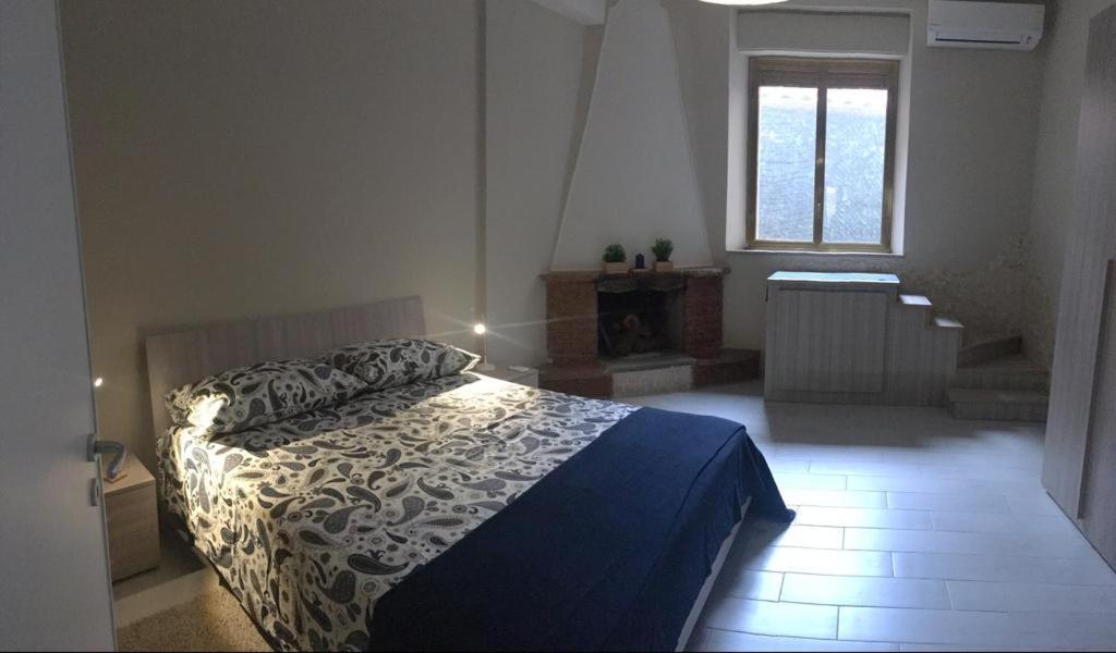 een slaapkamer met een bed en een raam en een trap bij Da zio Totò in Scilla