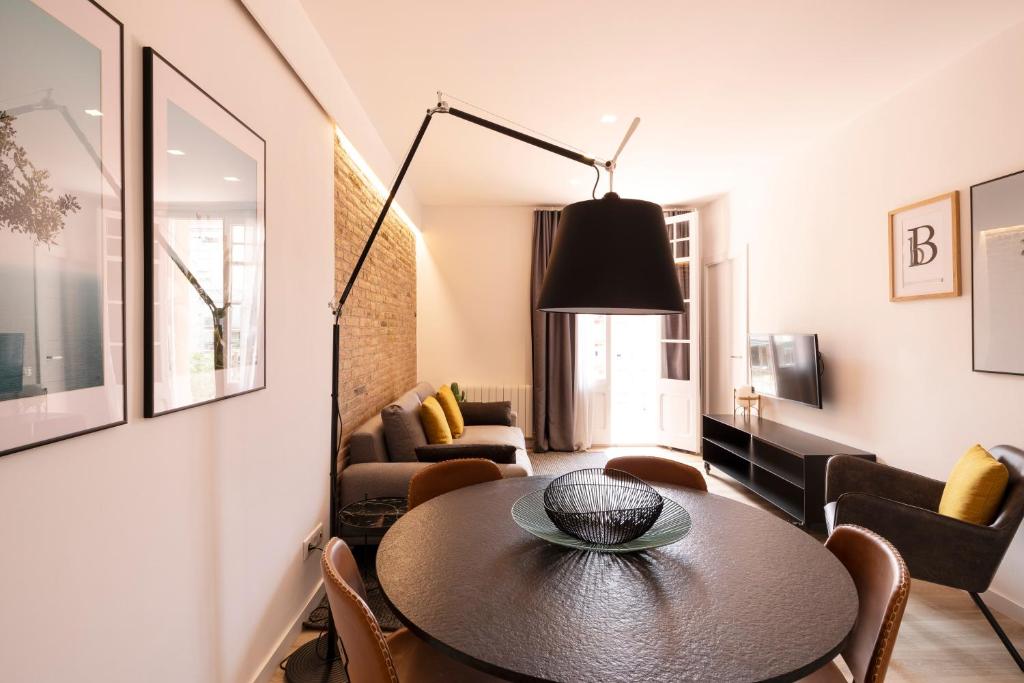 A seating area at Aspasios Sagrada Familia Apartments