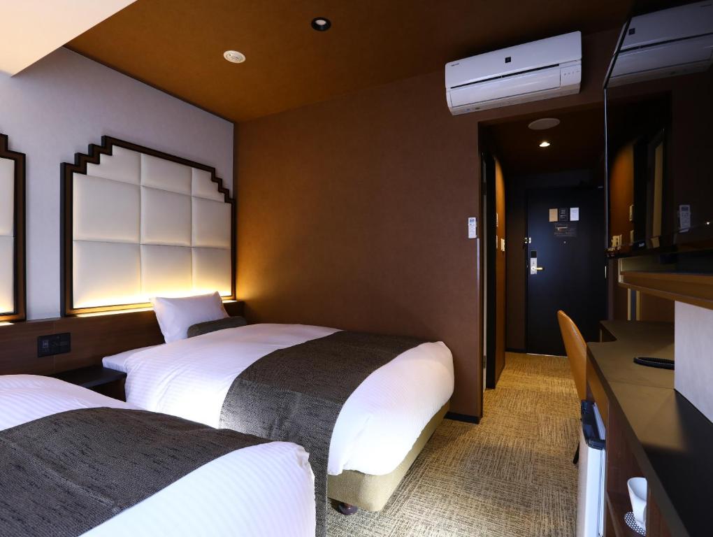 Postel nebo postele na pokoji v ubytování Hotel Wing International Select Osaka Umeda