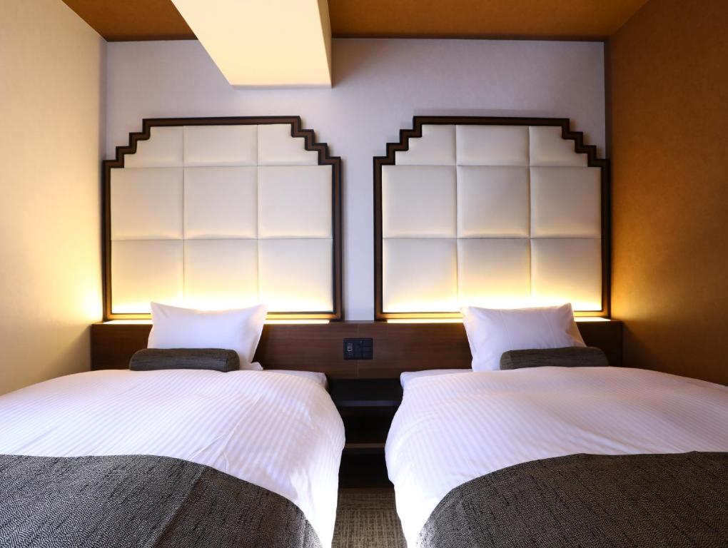 Postel nebo postele na pokoji v ubytování Hotel Wing International Select Osaka Umeda