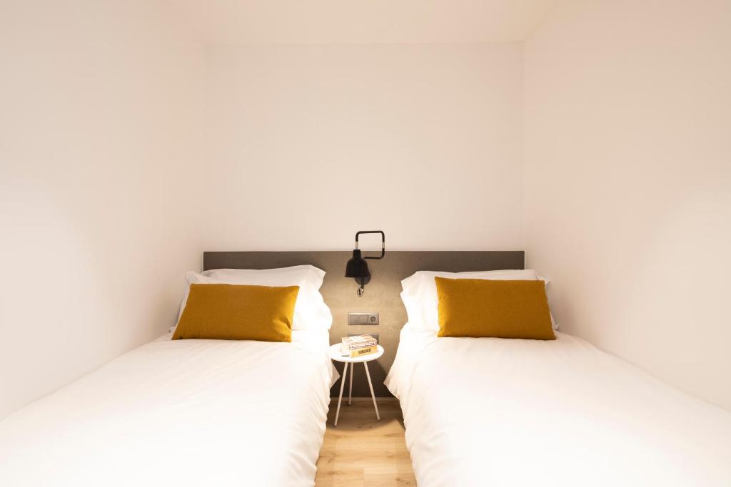 A bed or beds in a room at Aspasios Sagrada Familia Apartments
