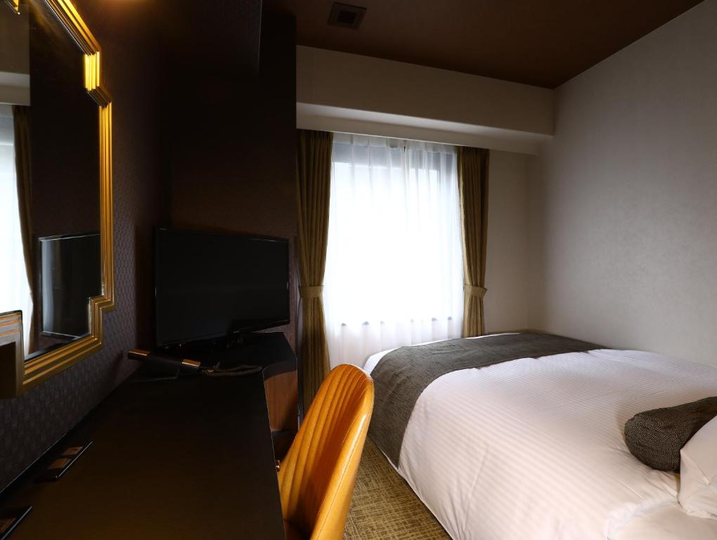 Postel nebo postele na pokoji v ubytování Hotel Wing International Select Osaka Umeda