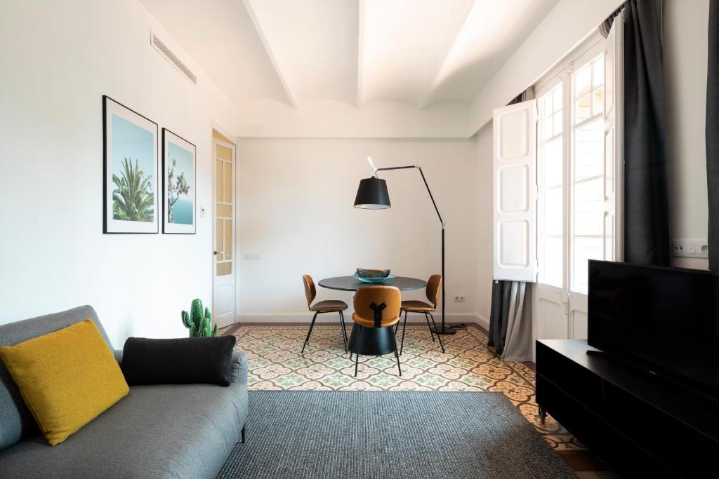 A seating area at Aspasios Sagrada Familia Apartments