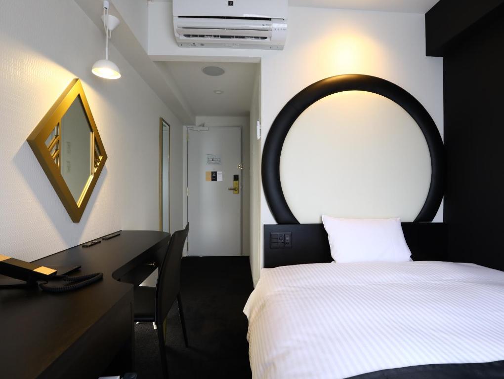 Postel nebo postele na pokoji v ubytování Hotel Wing International Select Osaka Umeda