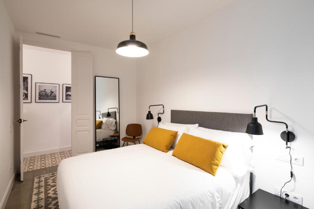 A bed or beds in a room at Aspasios Sagrada Familia Apartments