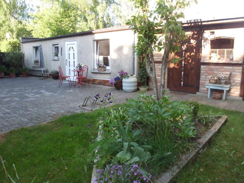 a backyard of a house with a table and chairs at Ferienwohnung Familie Maas in Neuenkirchen