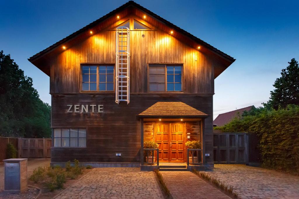 uma casa com luzes na frente em Zente em Sint-Laureins