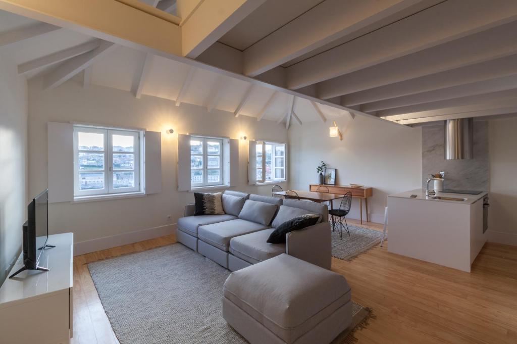 ein Wohnzimmer mit einem Sofa und einem Tisch in der Unterkunft FLH Douro View Luxury Duplex in Porto