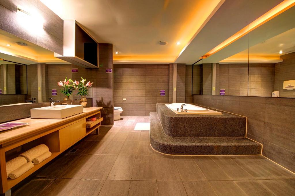 baño grande con bañera y lavamanos en Wsb Motel-Rende en Tainan