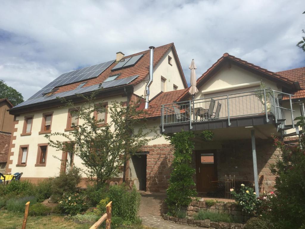 una casa con paneles solares en el techo en Ferienhaus Werkhof, en Schönau