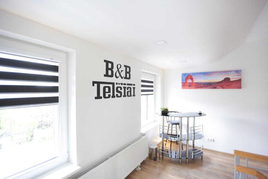 特爾希艾的住宿－B&B Hotel Telsiai，一间拥有白色墙壁和窗户的用餐室