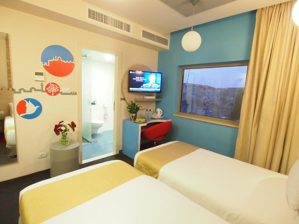 Uma cama ou camas num quarto em Grand Park Hotel Jerusalem