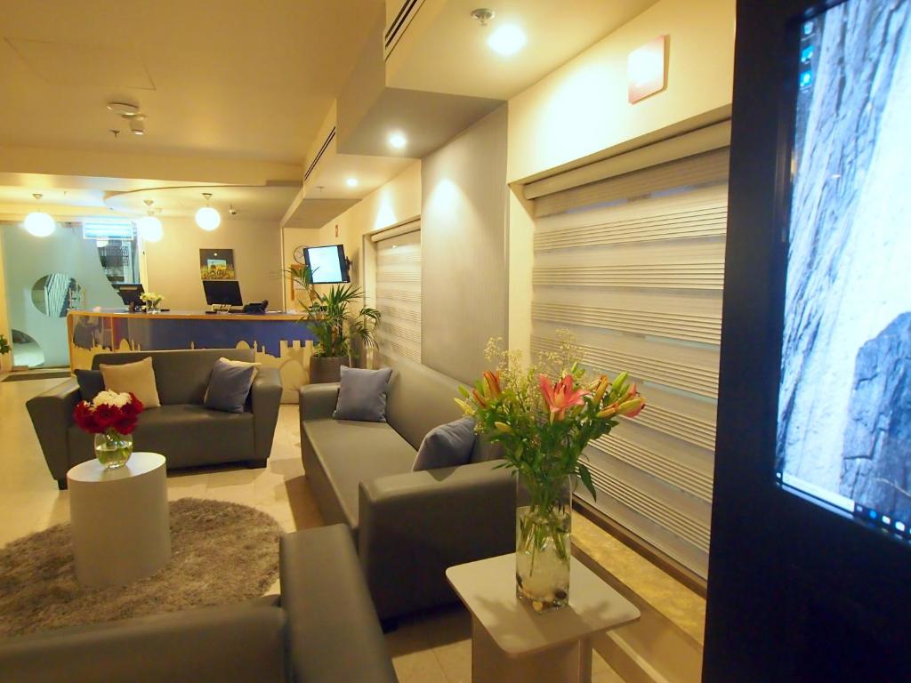 Uma televisão e/ou sistema de entretenimento em Grand Park Hotel Jerusalem