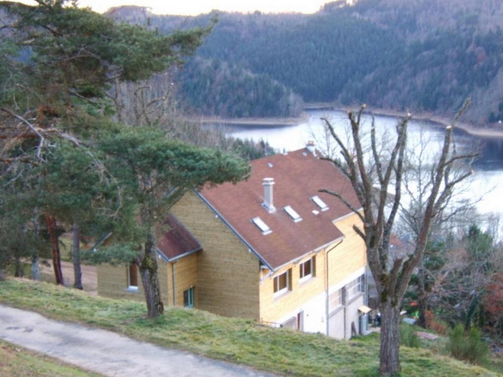 una casa en una colina junto a un río en Le Grand Val, en Lavastrie