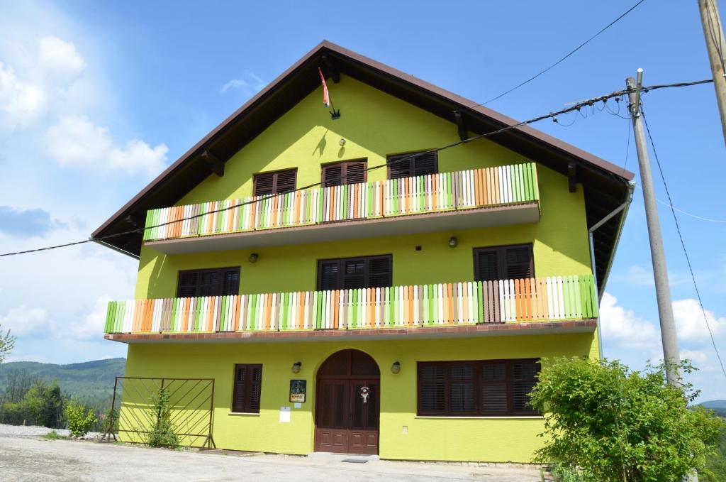 Casa amarilla con balcón en Planinarski dom "Kamačnik" en Vrbovsko