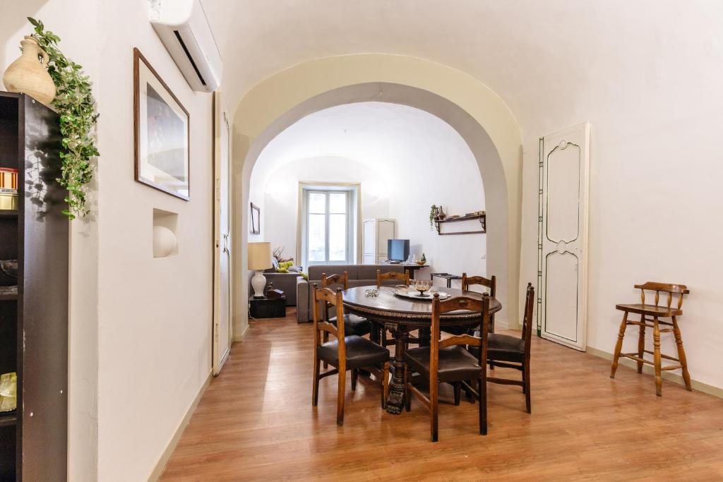 - une salle à manger avec une table et des chaises dans l'établissement Case Barbera Via Parlamento, à Palerme