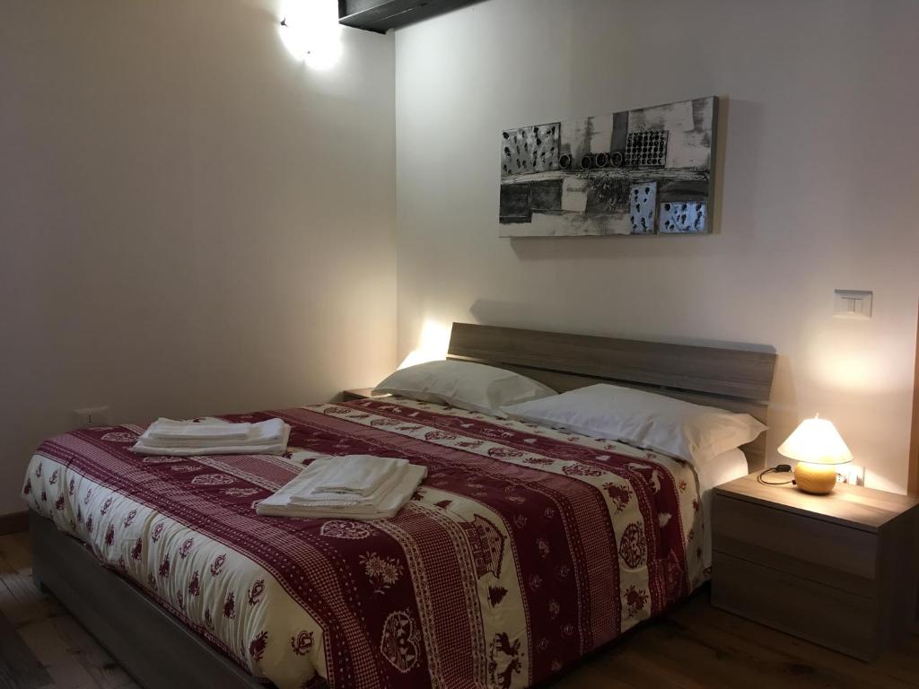 een slaapkamer met een bed met twee handdoeken erop bij Antica Casa Nella in Venas