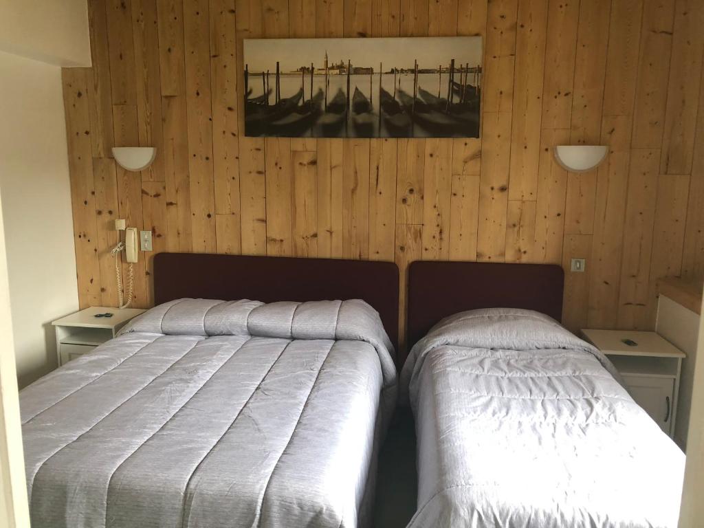 Postel nebo postele na pokoji v ubytování Hôtel De Paris