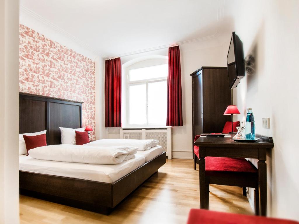 Postel nebo postele na pokoji v ubytování Romantik Hotel Barbarossa