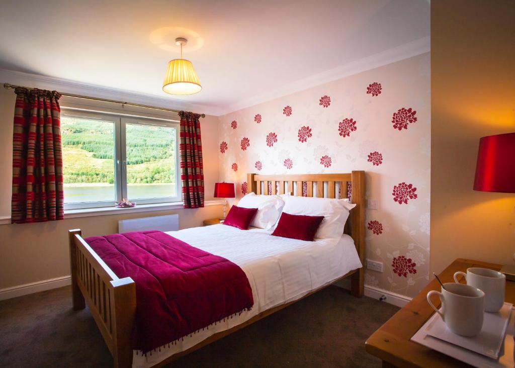 En eller flere senge i et værelse på Lochside Guest House
