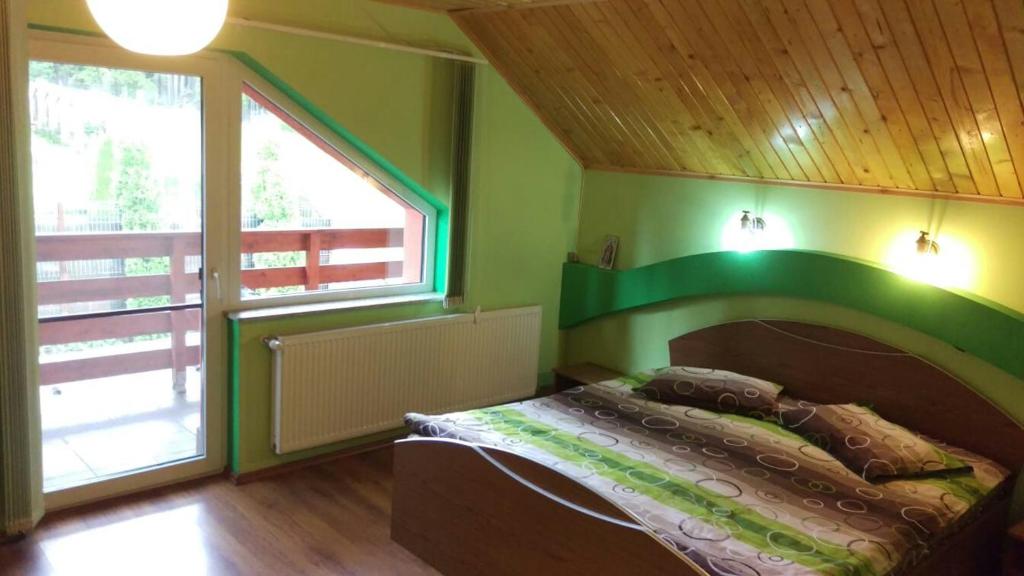 Ένα ή περισσότερα κρεβάτια σε δωμάτιο στο Casa de vacanța