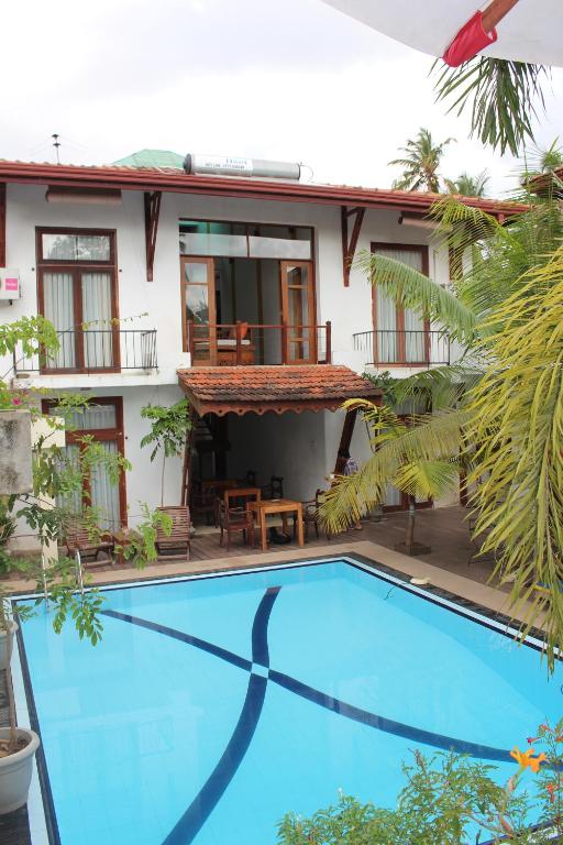 a view of the house and the swimming pool at Villa Kapuru in Negombo