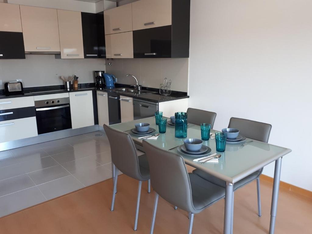 une cuisine avec une table et des chaises dans l'établissement Apartamento Mirabelle, à Praia de Mira