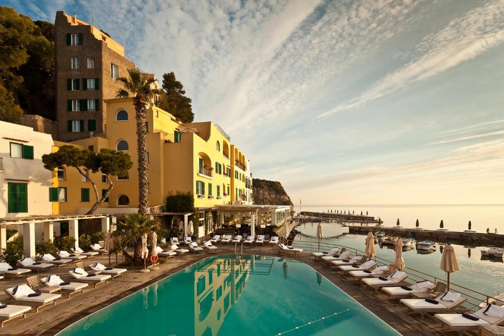 Bazén v ubytování Regina Isabella-Resort Spa Restaurant nebo v jeho okolí