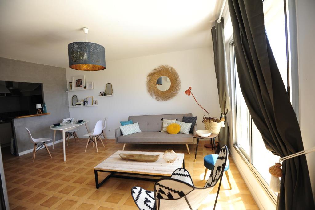 sala de estar con sofá y mesa en T2 Terrasse Vue Mer - Route des Sanguinaires, en Ajaccio