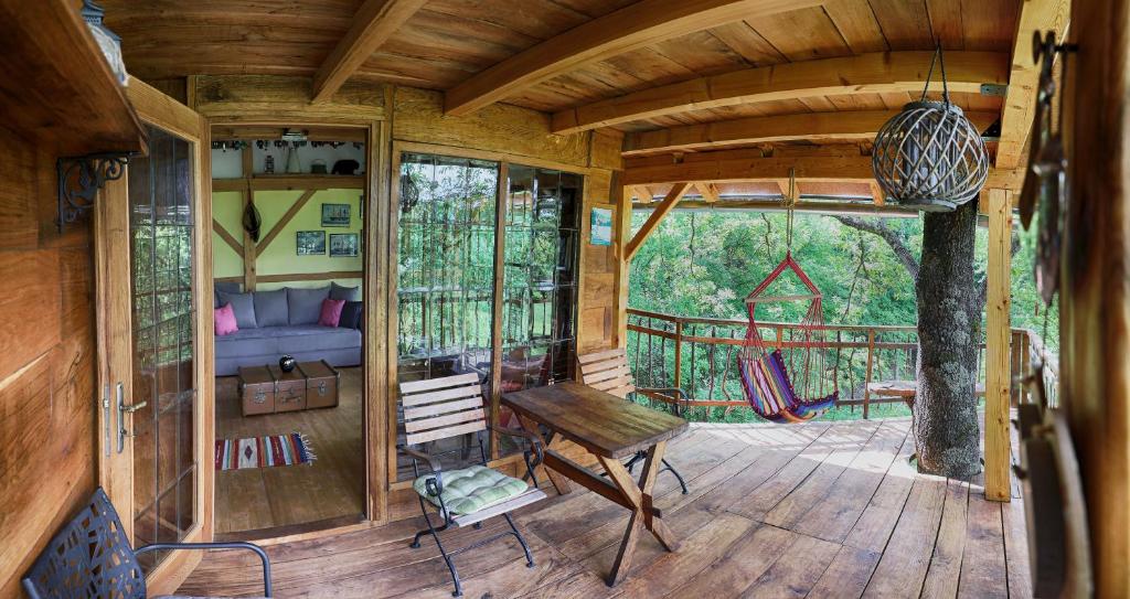 Balkón nebo terasa v ubytování Treehouse Resnice -Mrežnica